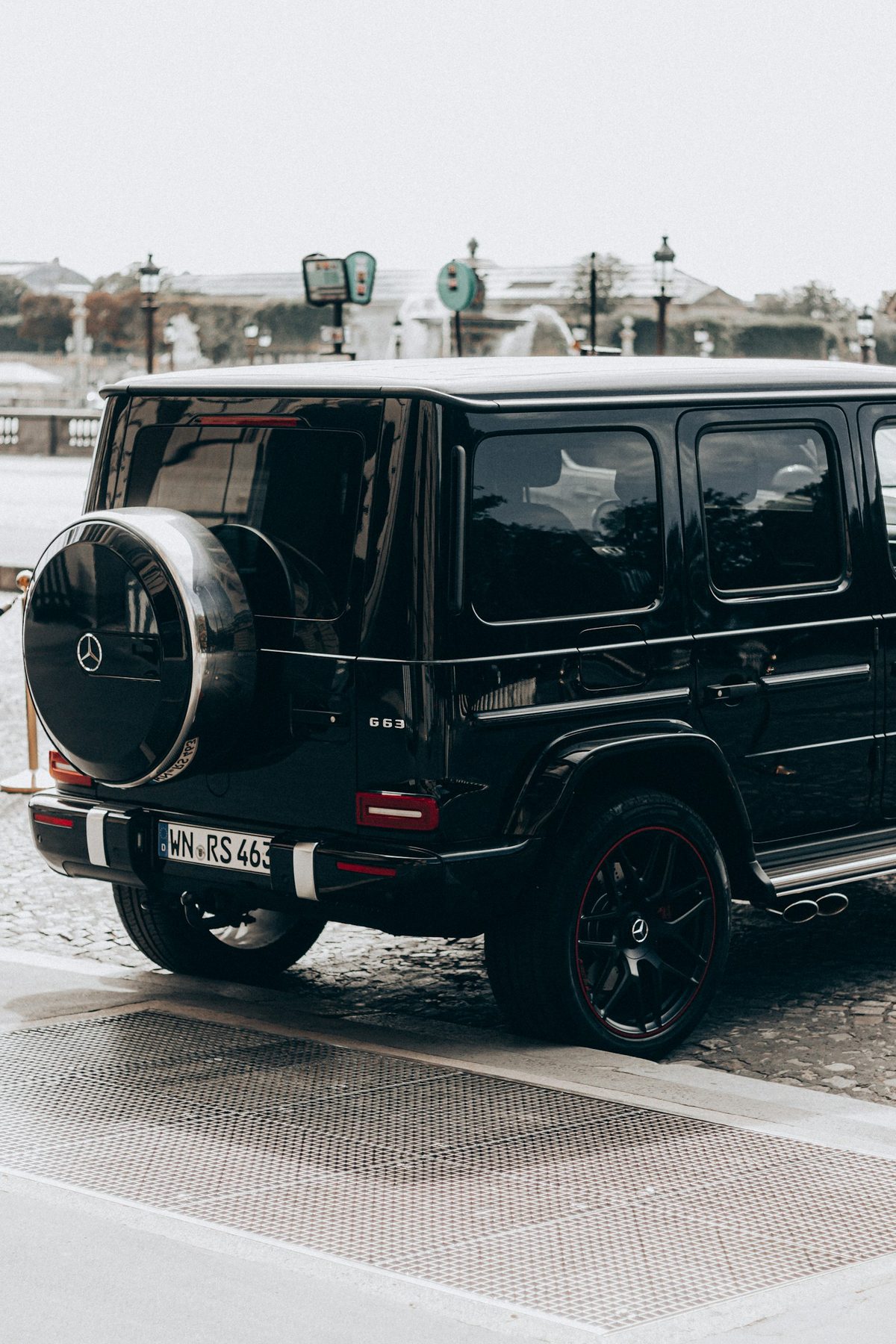 SUV executiva preta da frota NALVEN